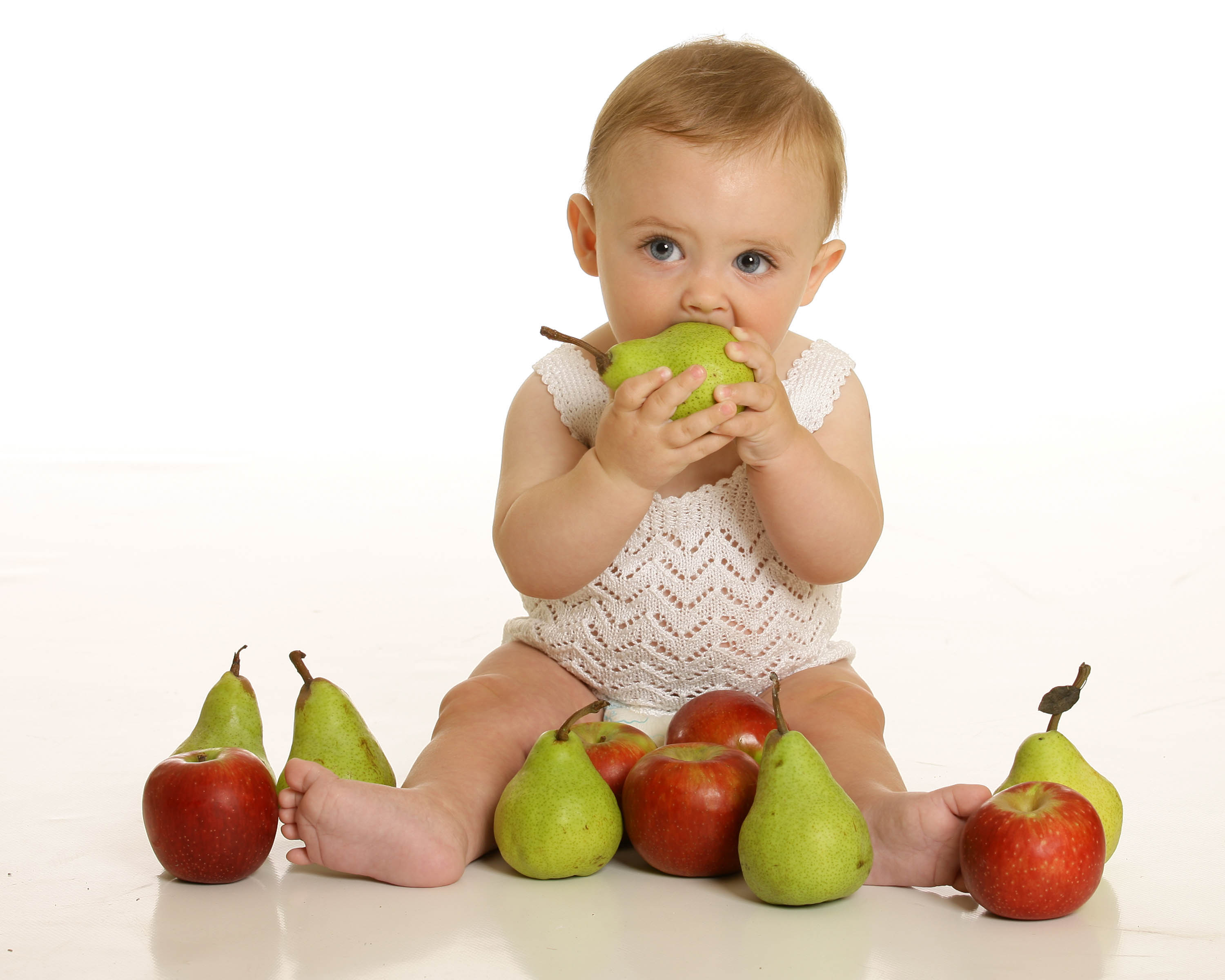 Фруктовый малыш. Овощи для детей. Фрукты для детей. Овощи и фрукты для детей. Дети кушают фрукты и овощи.